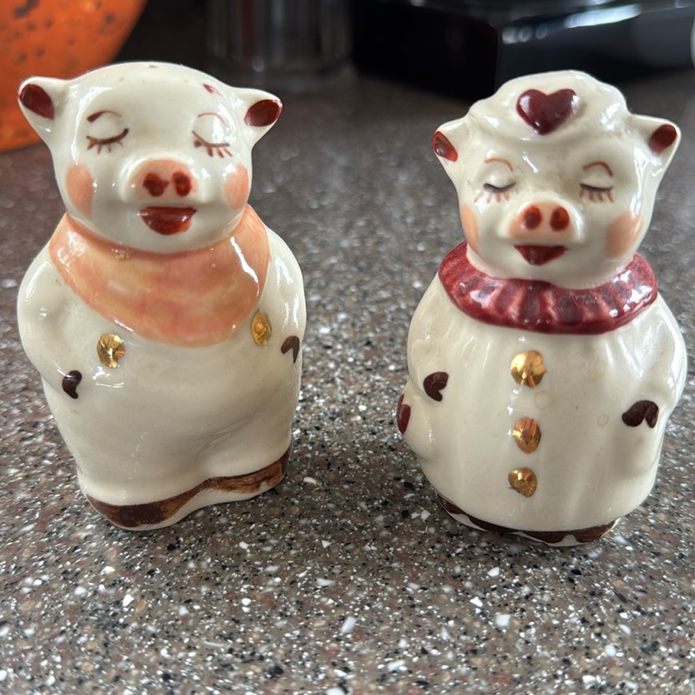 Shawnee Smiley pig salt and pepper shakers